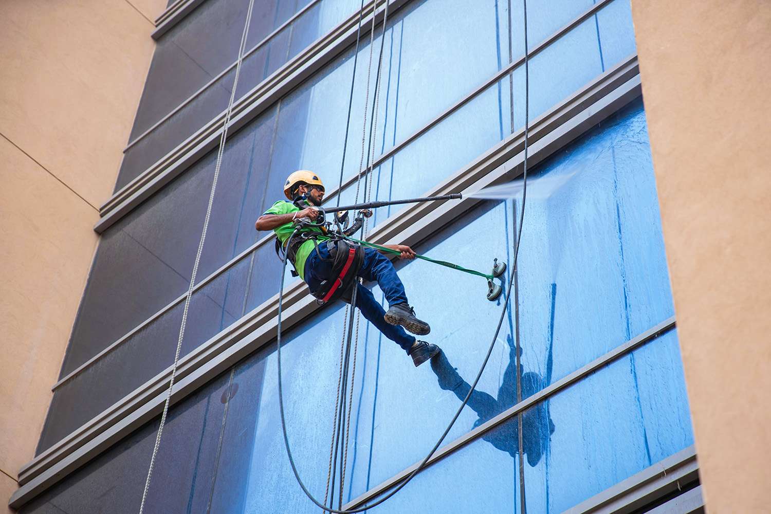 Effective tips to help in choosing the right rope access cleaning services